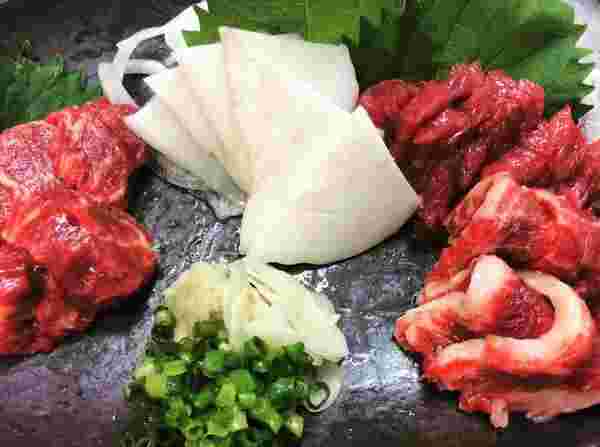 おいしそうな肉の盛り合わせ