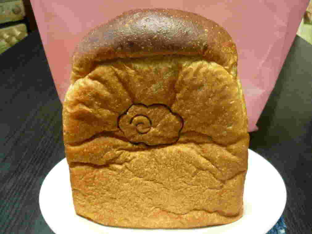 羊の刻印入り食パン
