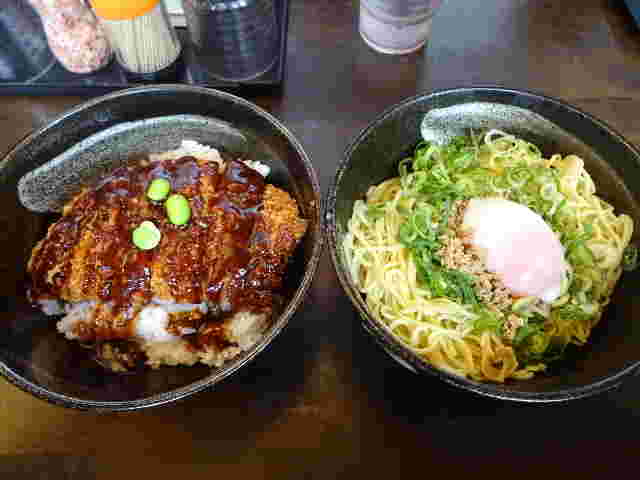 虎ぼるた大安寺店のデミカツ丼と汁なし担々麺のセット