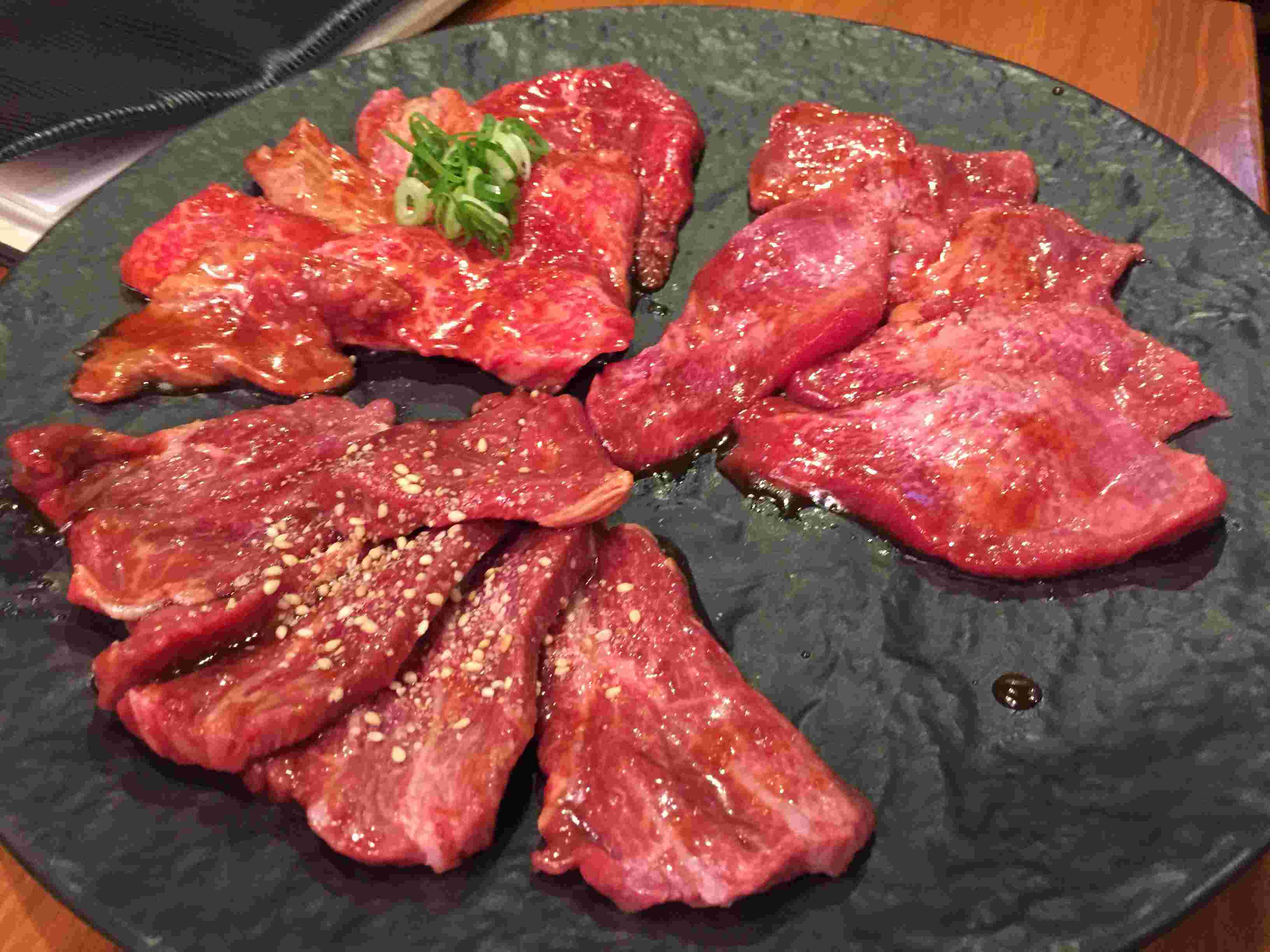 脂の乗った綺麗なサシの入ったお肉3種類の画像