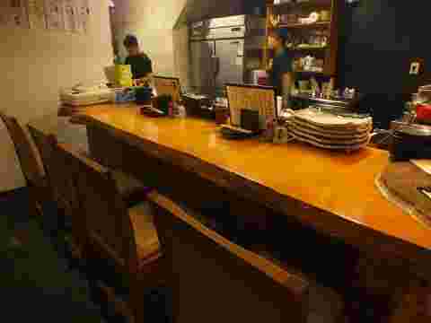 店内のカウンター席