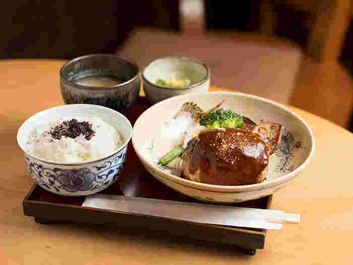 お膳の上にご飯とおかず