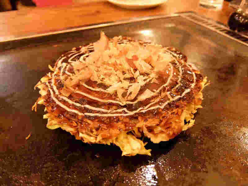 鉄板で焼かれたお好み焼き