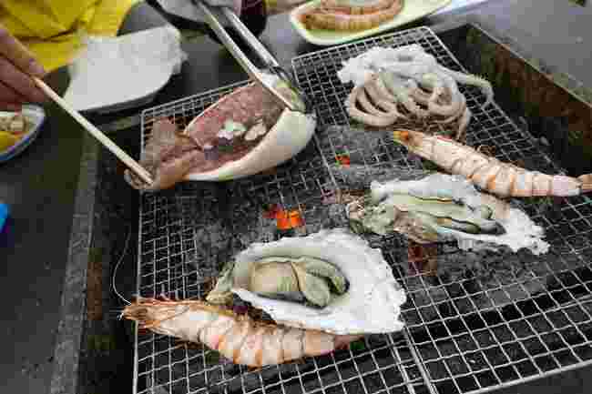 牡蠣を焼く写真