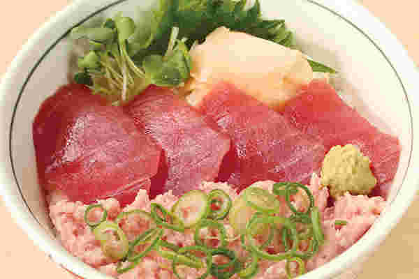 鮪の切り身と鮪のたたきの丼