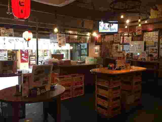 店内は暗め