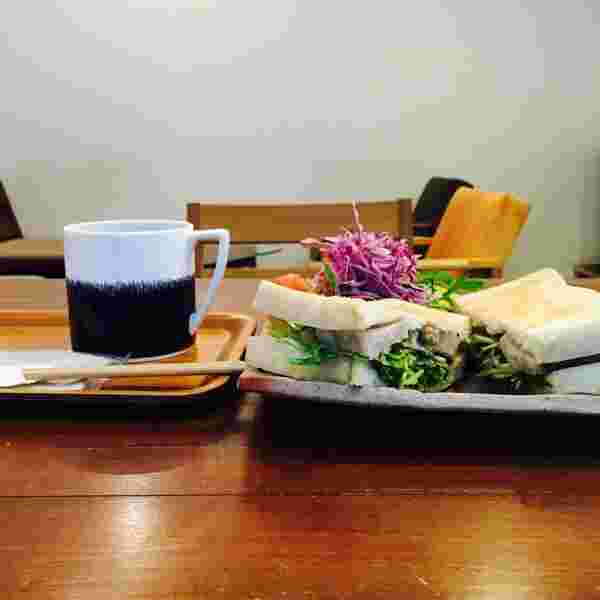 THECOFFEEBAR店内の美味しそうなサンドイッチとコーヒー