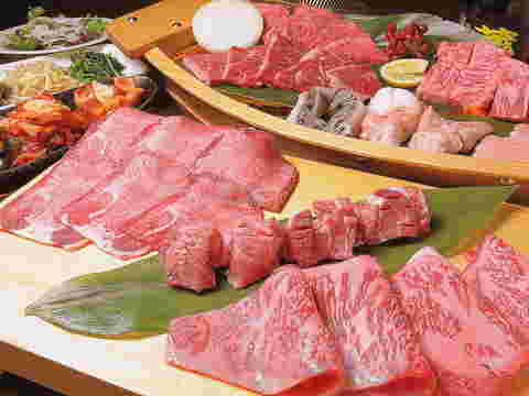 大きな牛タンスライスやホルモン、和牛のお肉が並んだ画像