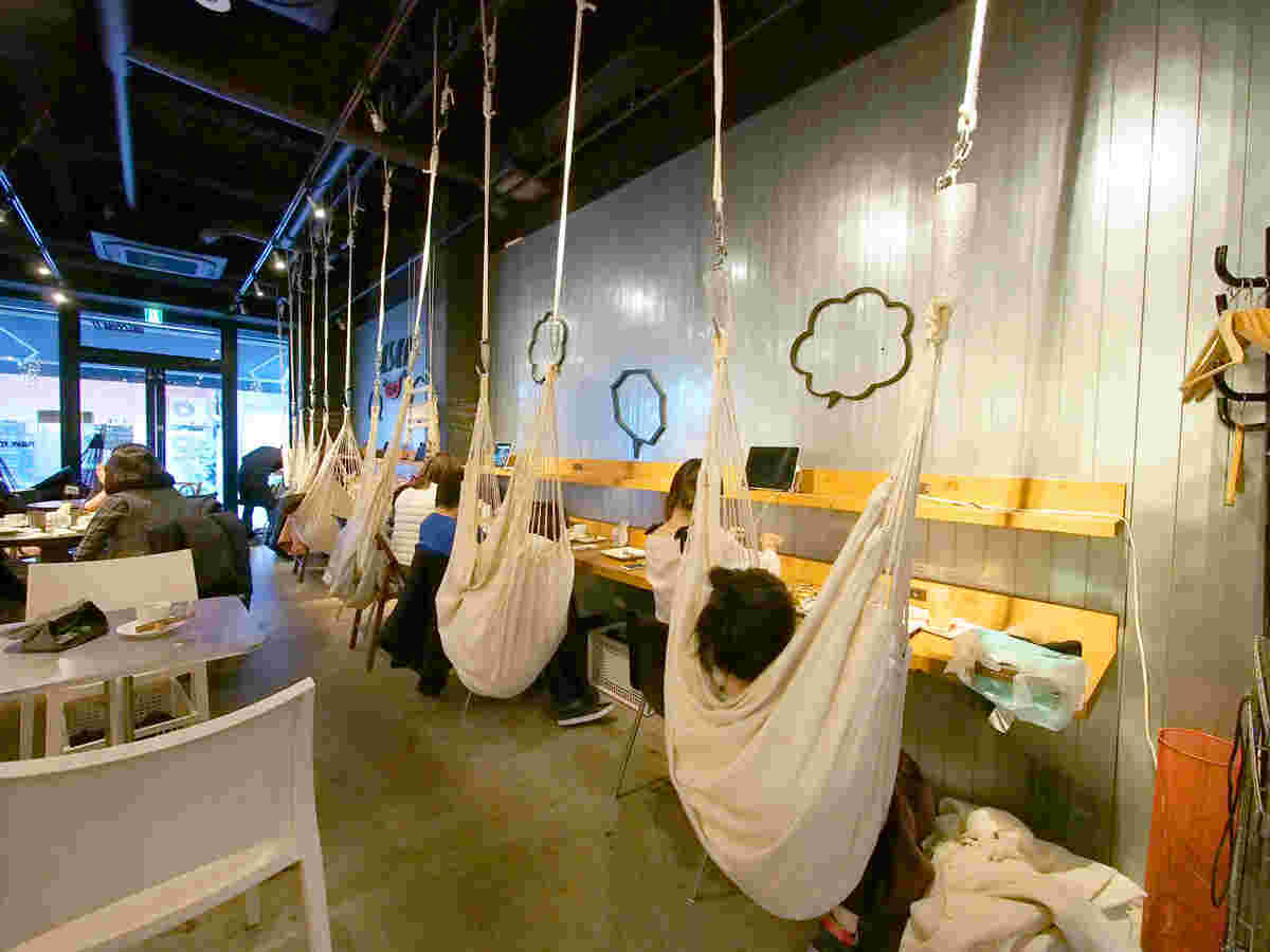 ハンモックでくつろいだり椅子に座ったり自由に過ごすお客