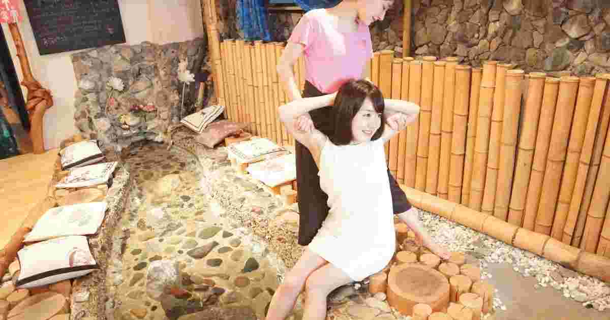 湯もみのサービスを受ける女性