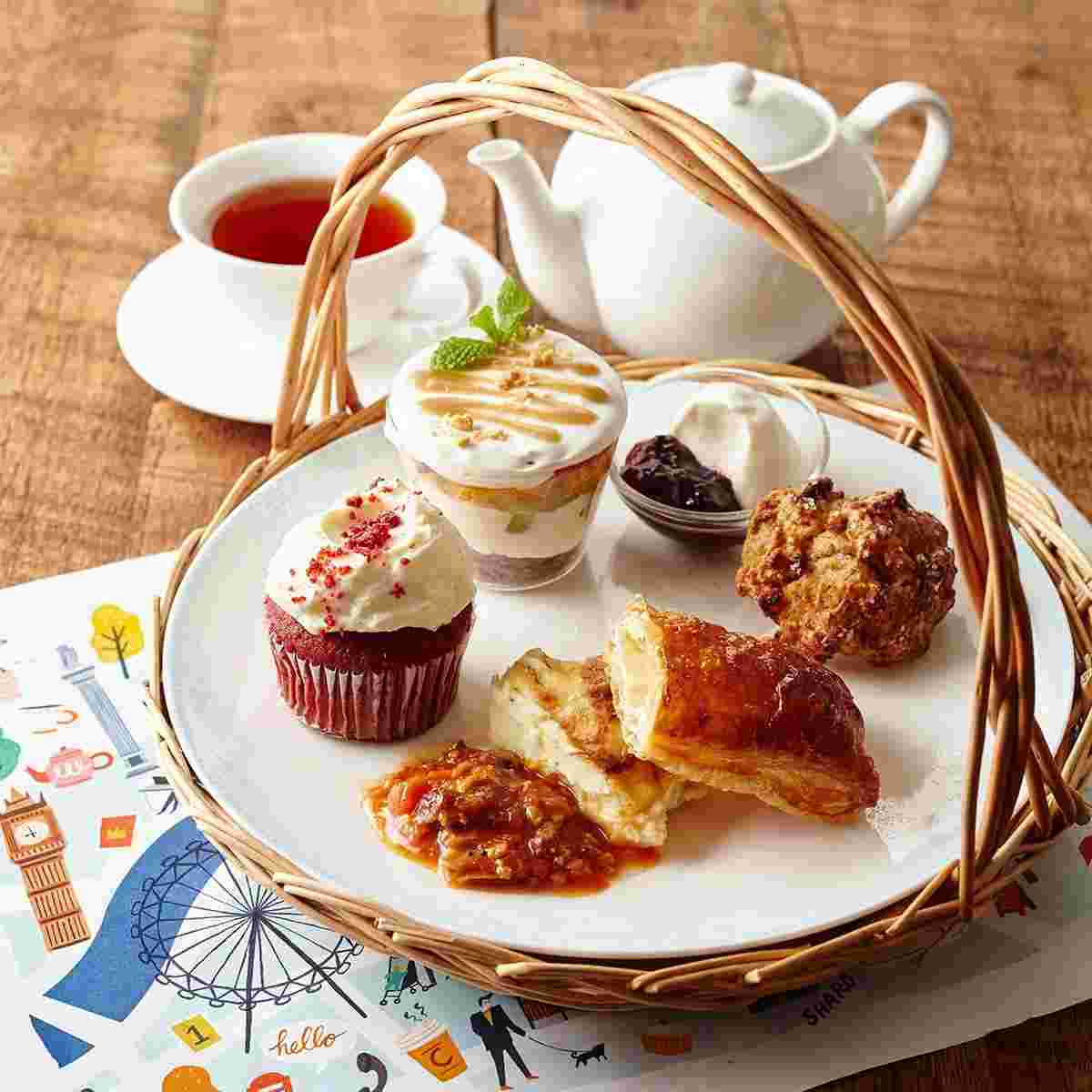 ワンプレートに盛り付けられた、小さなケーキ、パン、スコーンと紅茶