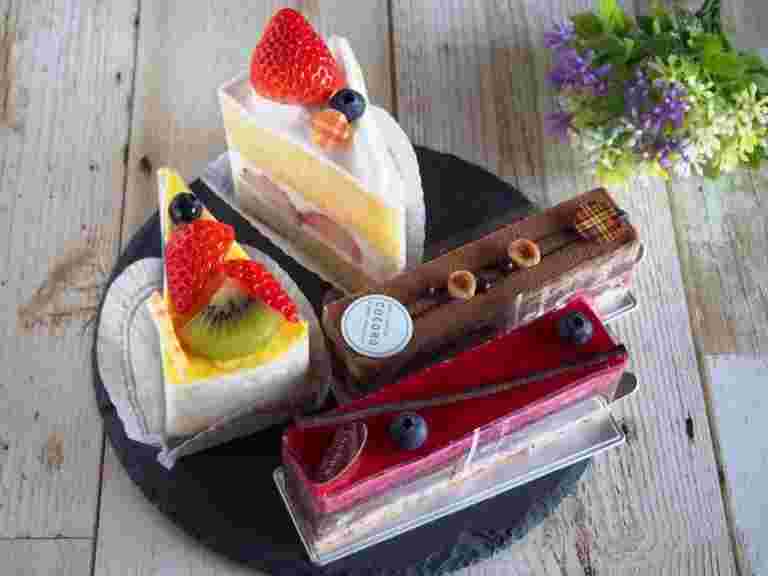 フルーツののったショートケーキ、ショコラとクランベリーのケーキ