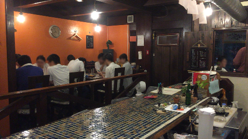 ボードゲームを愉しむ客で賑わう店内