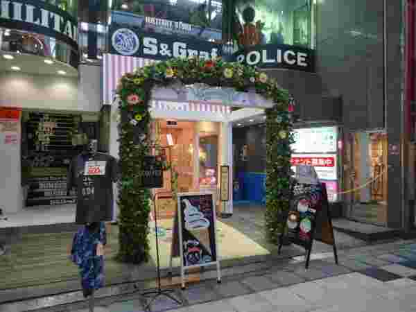 良く目立つ可愛らしく派手な入り口