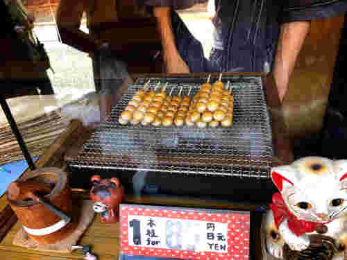 網の上で焼いているゆらの助だんご