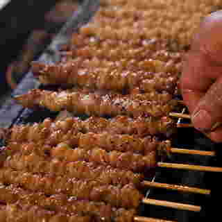 炭火で焼かれる焼き鳥