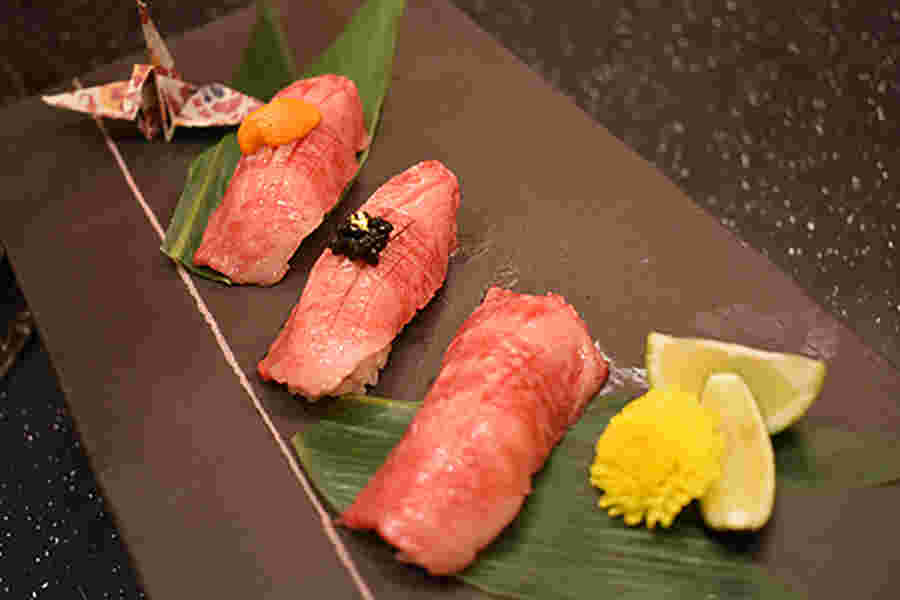 肉寿司三貫食べ比べ