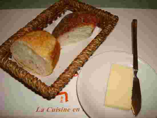 バターを添えたフランスパン