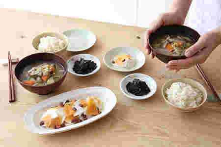 和食の並ぶ食卓