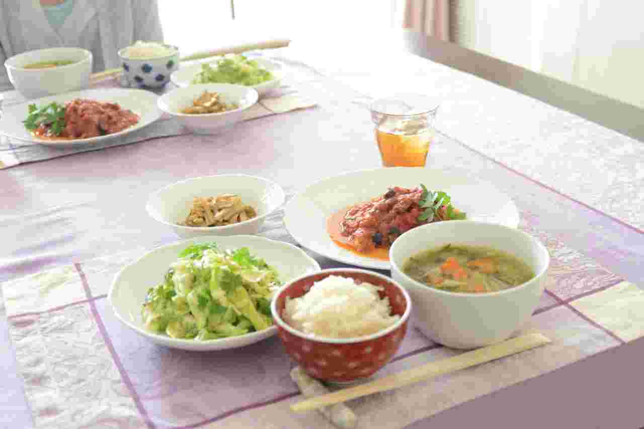ヘルシー料理の並ぶ食卓
