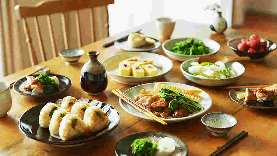 和食の並ぶ食卓