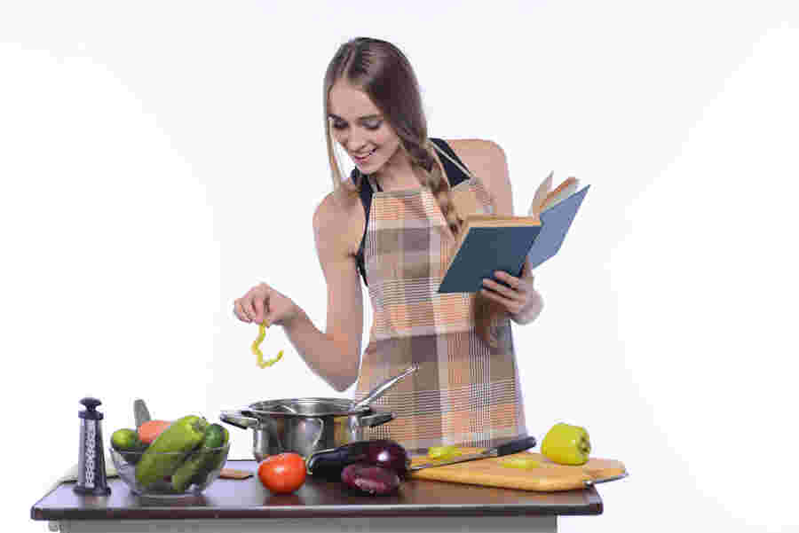 楽しそうに料理をする女性
