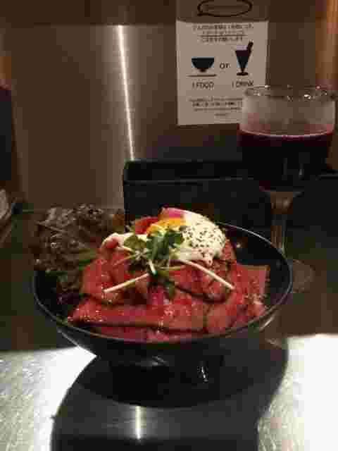 ローストビーフ丼とワイン