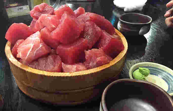 新鮮なマグロのぶつ盛り