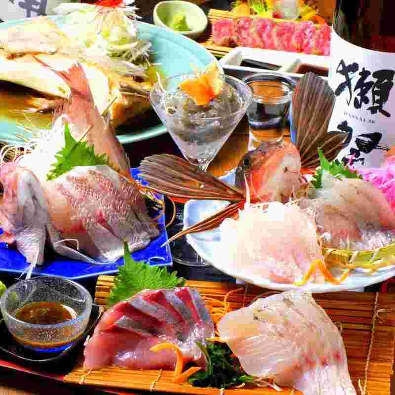 地元の新鮮な魚介類を使った刺身