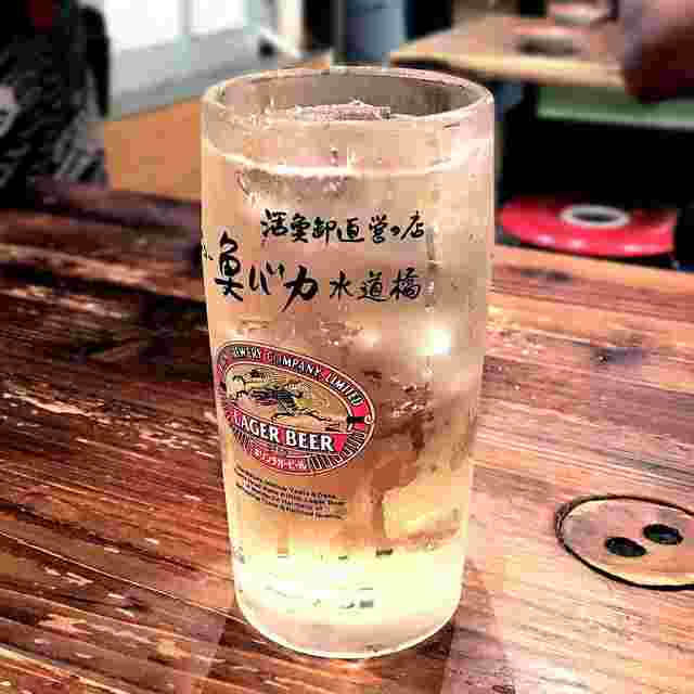 店名入りのグラスに入ったハイボール