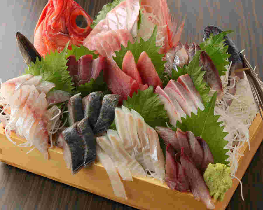 新鮮な魚介類を使った刺身盛り