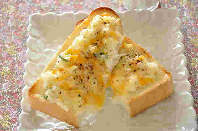 ポテトサラダをトーストに乗せた画像
