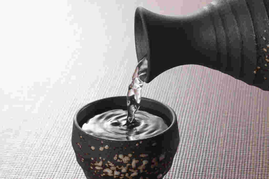 御猪口に注がれる日本酒