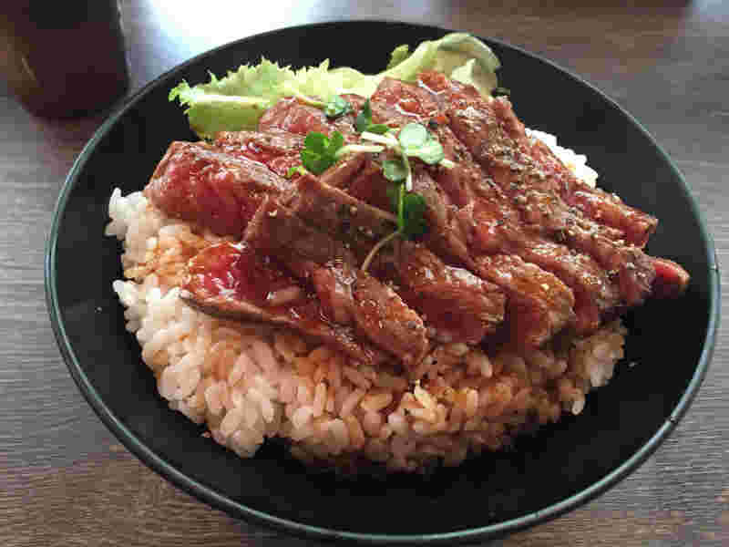 レッドロックのステーキ丼