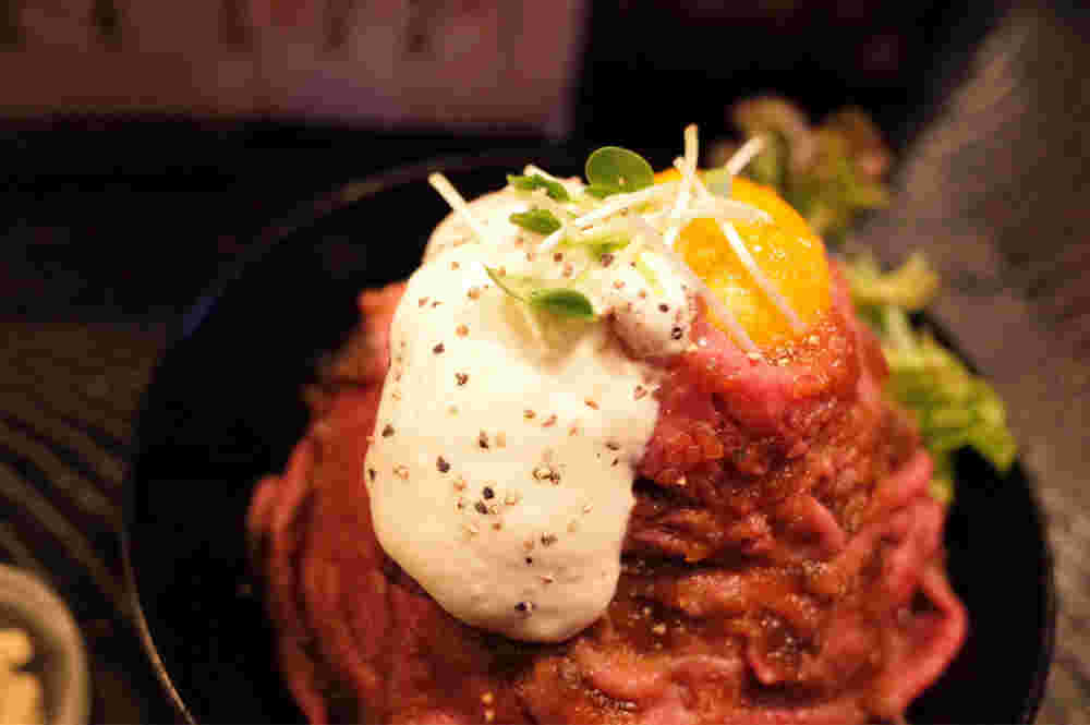 レッドロックのローストビーフ丼のヨーグルトソース