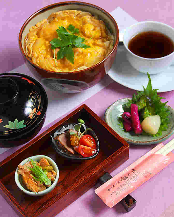 小鉢2品とお新香と汁物が付いた親子丼定食