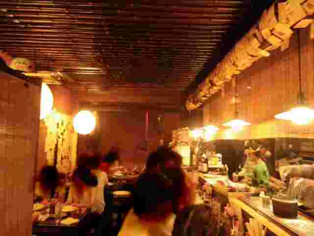 本店の混み合う店内