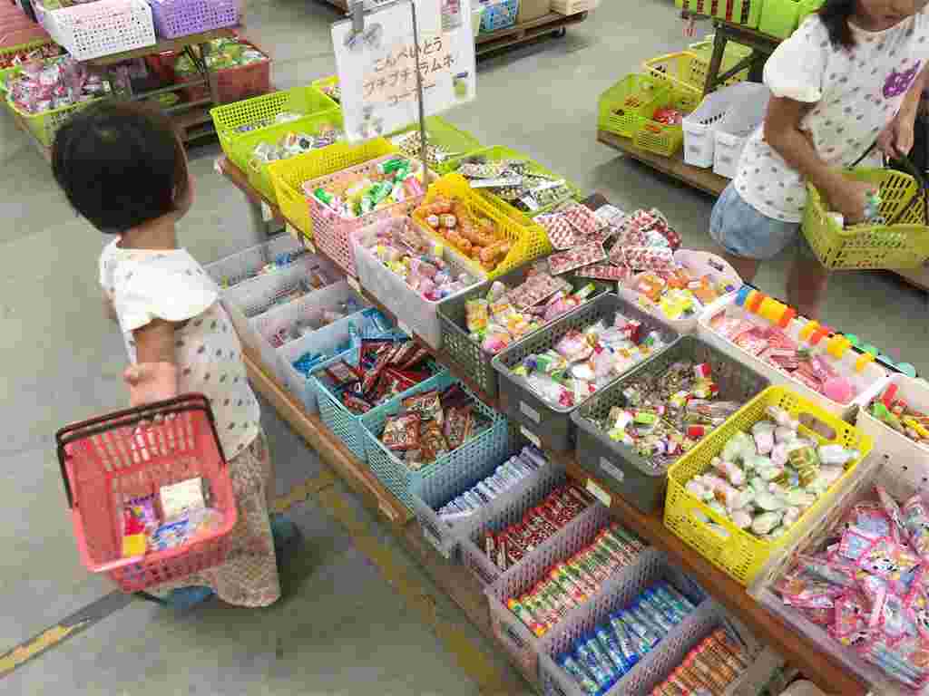 もったいない広場で買い物をする子供