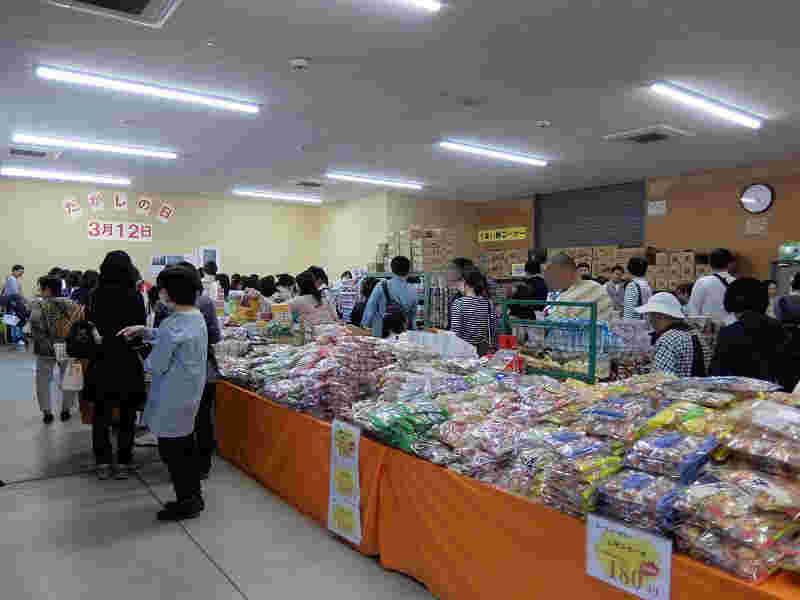 もったいない広場にいる大勢のお客さん