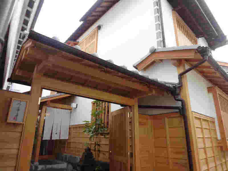 お店の入口の門