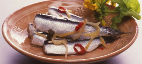 皿に盛られたままかり酢漬け