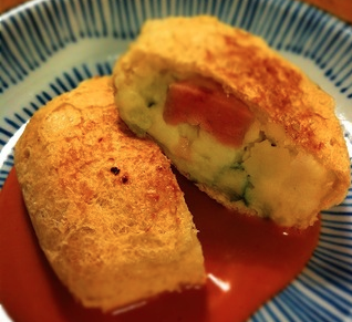 ポテトサラダを油揚げで包んで焼く