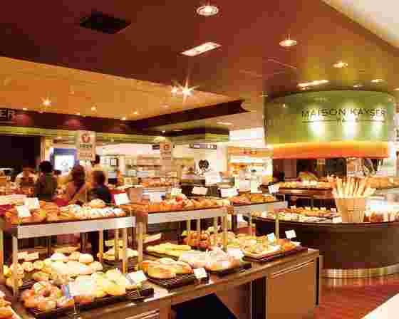 メゾンカイザー大丸の店内
