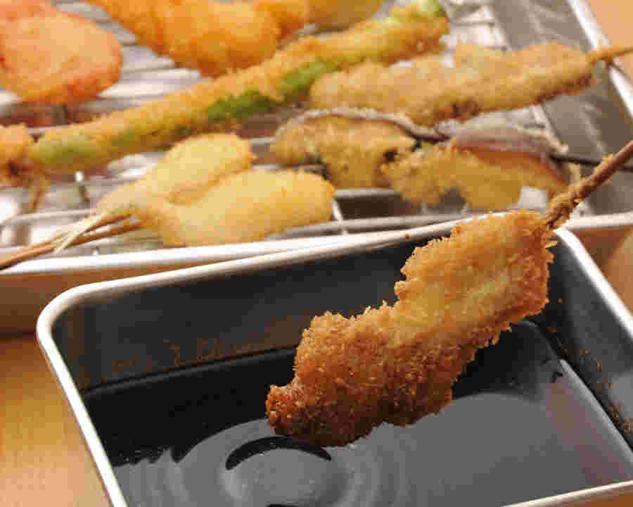 串揚げをタレにつける