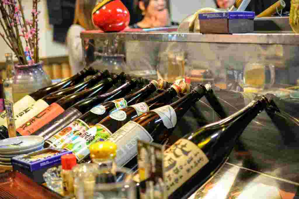 カウンターに並ぶ酒