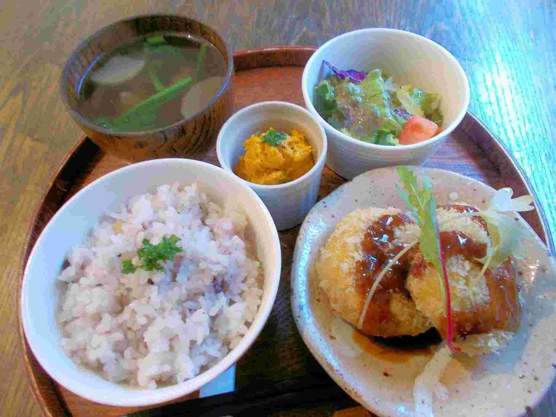 やすんば カフェのコロッケプレート