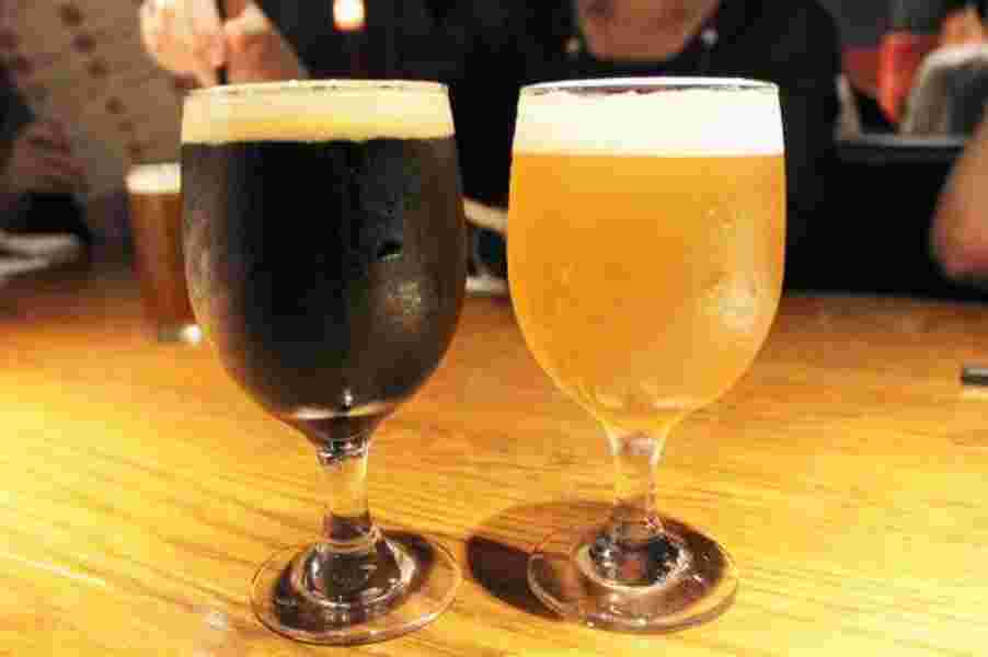 2種類のクラフトビールがグラスで並んでいる様子