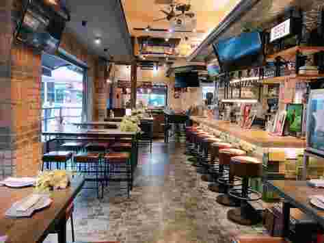 DUMBO PIZZA FACTORY YOKOHAMAのカジュアルでお洒落な店内