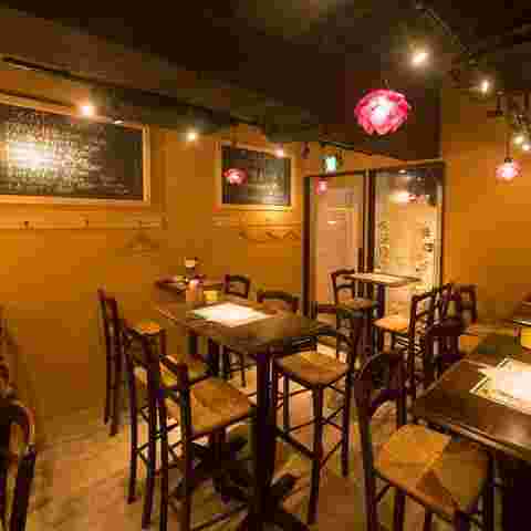 バリバールの店内。温かみのあるウッド調のテーブル席