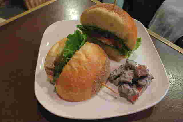 夜でも楽しめるハンバーガー
